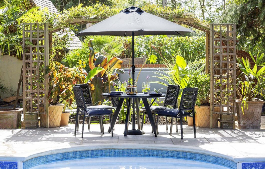 Marlowe Artisan 4-Seat Dining Set with Parasol