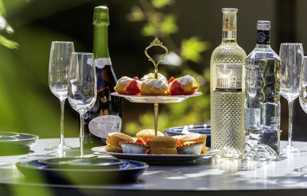 Marlowe Artisan 4-Seat Dining Set with Parasol