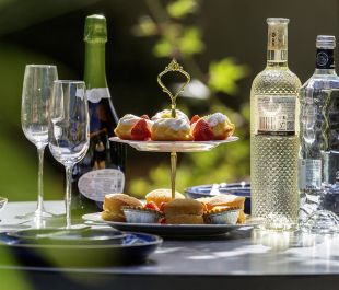 Marlowe Artisan 4-Seat Dining Set with Parasol