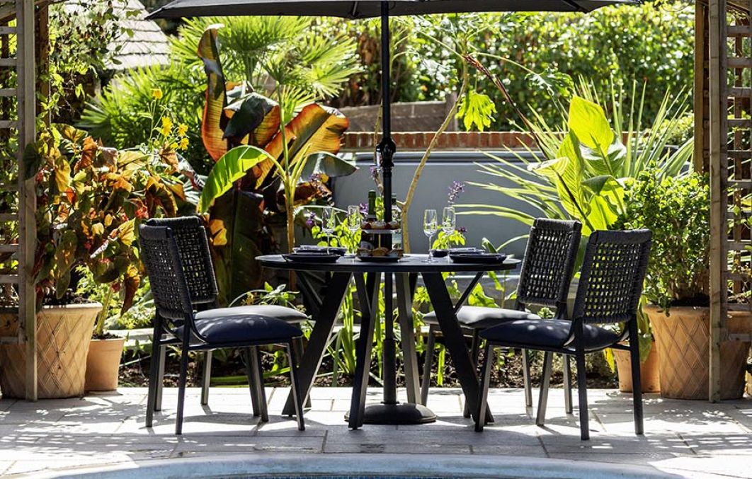 Marlowe Artisan 4-Seat Dining Set with Parasol