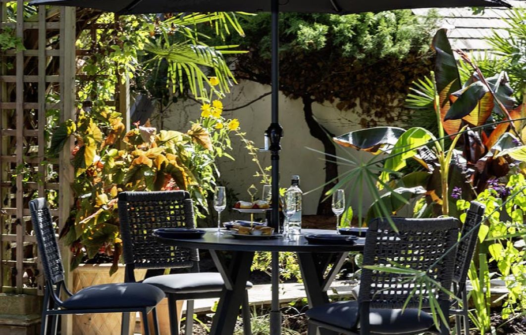 Marlowe Artisan 4-Seat Dining Set with Parasol