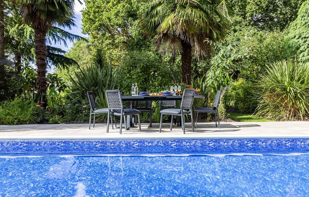 Marlowe Artisan 6-Seat Extending Dining Set