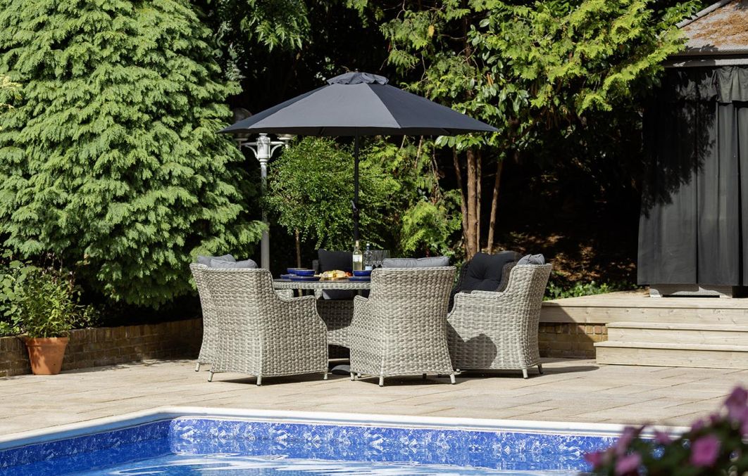 Windsor Heritage 6 Seat Dining Set with Round Table