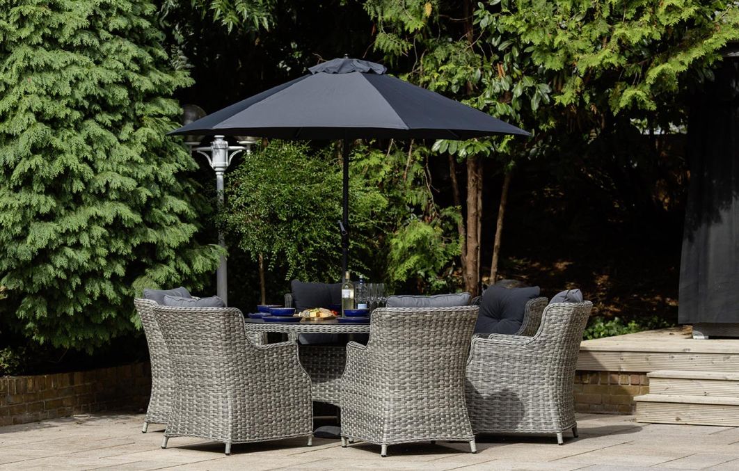 Windsor Heritage 6 Seat Dining Set with Round Table