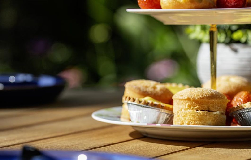 Knightsbridge 6 Seat Dining Set with 140cm Teak Table